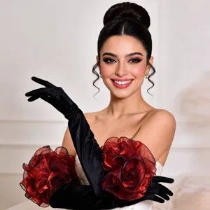 Primo piano di dettaglio con lunghi guanti in raso nero decorati con fiori organza bordeaux.