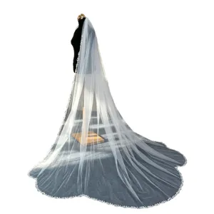 Lange bruidssluis met fijn bladerkant, elegant trouwaccessoire voor romantische ceremonies.