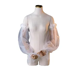 Mancherons de mariee en tulle blanc transparent avec fleurs 3D poignets evasees gants en maille