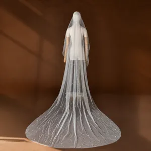 Gedetailleerd overzicht van de lange parel bruidssluier met lengte 300cm en breedte 160cm.