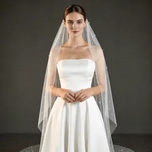 Elegante witte bruidssluier met delicate pareldetails voor bruiloften en feesten.
