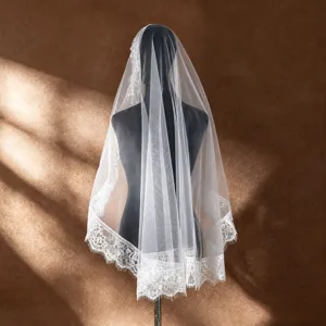 Gedetailleerd overzicht van Franse vintage kant bruidssluier, elegante parel tule trouwaccessoire.