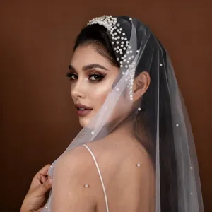 Elegant pearl bridal veil with hair comb for stunning wedding ceremonies and elegant party looks.