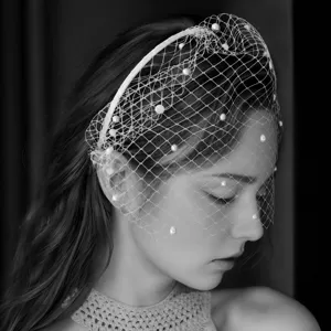 Primo piano del cerchietto velo perle sposa, dettaglio accessorio capelli bianco elegante.