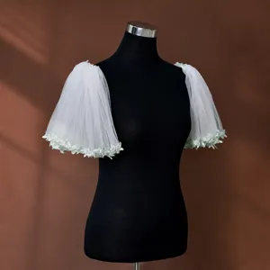 Maniche rimovibili in tulle bianco con ricamo di foglie verdi, eleganti maniche finte.