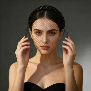 Cerchietto in rete nera con velo a gabbia per uccelli e perle, perfetto per lo styling di nozze.