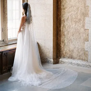 Gedetailleerd uitzicht op de elegante bruidssluier met parels en tule voor de huwelijksceremonie.