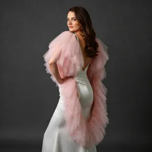 Dettaglio squisito di mantella in tulle rosa per accessorio da sposa, look elegante.