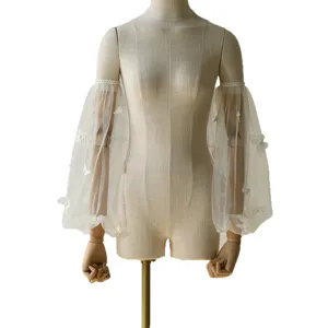 Weiße transparente Mesh-Langarmhandschuhe mit zarter Schmetterlingsstickerei für Brautkleidung.