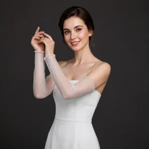 Gants de mariée transparents en tulle doux sans doigts avec bordure de perles élégante.