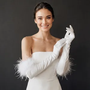 Eleganti guanti da sposa lunghi in satin con finiture in piuma, perfetto accessorio da sposa.