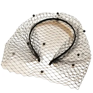Cerchietto con velo a rete nero da sposa francese con perle per acconciatura elegante.