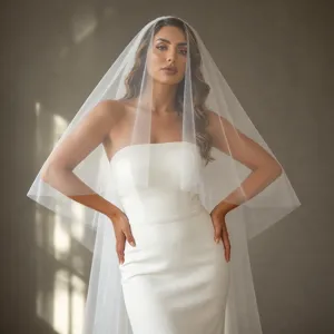 Elegante witte bruidsjurk met dubbele gezichtssluier voor een klassieke huwelijksceremonie.