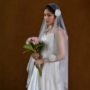 Franse bruidssluier met 3D kanten bloemen en parels, zacht mesh haaraccessoire.