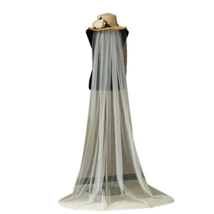 Long voile de mariée élégant avec bord en perles et chapeau de paille floral pour mariage