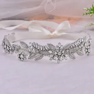 Détail d'une ceinture de mariée étincelante en strass et perles avec ruban de soie élégant.