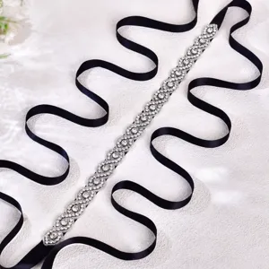 Dettaglio di una cintura da sposa in strass argentato con nastro nero elegante per matrimoni.