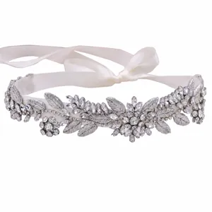 Ceinture de mariée en strass avec cristaux argentés et ruban de satin blanc pour mariage.