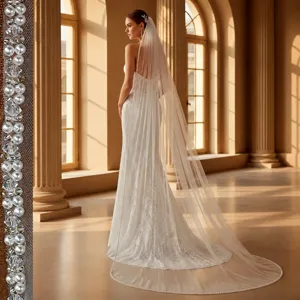 Élégant long voile de mariée avec perles faites à la main et robe de mariée en dentelle.