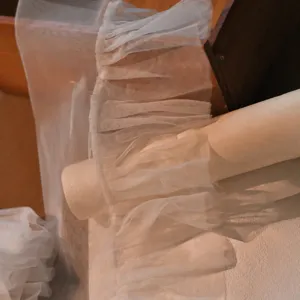 Détail de tissu de manche de mariée en filet blanc, texture de tulle froncé élégant pour robe.