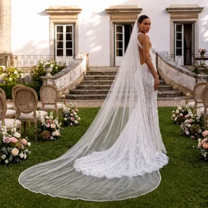 Long voile de mariée cathédrale avec perles et peigne, détail de jardin extérieur.