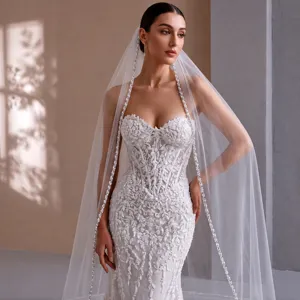 Détail de voile de mariée de mariage perlé fait à la main exquis, longueur au sol.