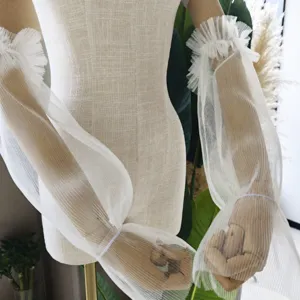 Manches amovibles en tulle blanc, poignets plissés élégants pour robe de mariée et mode.