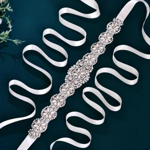 Cintura da sposa con strass dettaglio, cristalli scintillanti e perle su nastro di raso bianco.