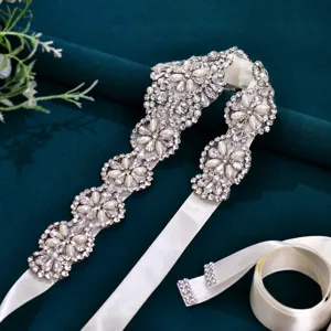 Vista dettagliata della cintura da sposa in strass artigianale con cristalli luminosi.