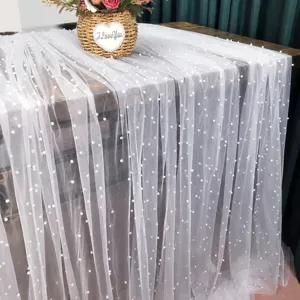 Weißer Perlen-Tüllstoff Detail, Brautschleier Netzstoff und elegante Hochzeit Tischläufer Deko.
