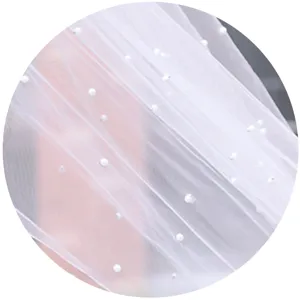 Weißer Netzstoff mit verstreuten Perlen für DIY Brautschleier und Hochzeitskleid-Zubehör.