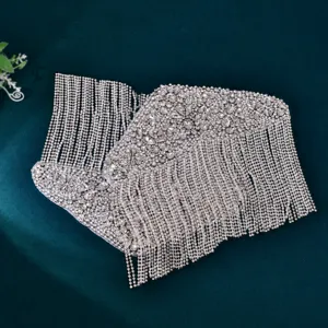 Glitzernder Strass Fransen Schulter-Patch Detail, funkelndes silbernes Kristall Epaulett für Kleider.