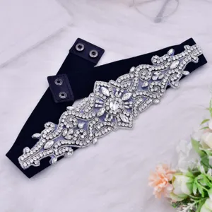 Detailansicht des elastischen Strass-Taillengürtels mit glitzernden Kristallen für elegante Kleider.