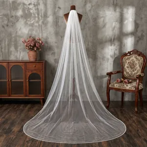 Voile de mariée long et élégant à une couche avec bord de perles et peigne pour mariage.