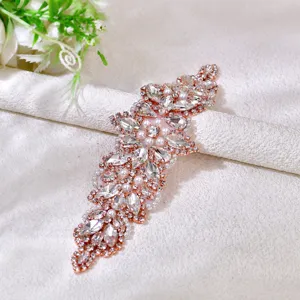 Détail exquis de ceinture de mariée en strass or rose, applique en cristal étincelante robe.