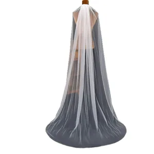 Long voile de mariée élégant avec bordure de perles, voile de mariée simple avec peigne.