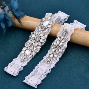 Detailansicht des exquisiten Strass-Spitzen-Strumpfband-Sets mit funkelnden Kristallen.