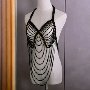 Close-up detail van de zwart kraal halter lichaam ketting met gelaagde kwastjes design.