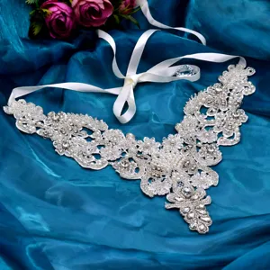 Detailansicht des verzierten Perlen Strass Schulterkette falschen Kragens Hochzeitsaccessoire.