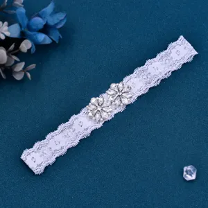 Wunderschöne weiße Spitzen-Strumpfband Braut mit glänzenden Strass-Blumen-Details.
