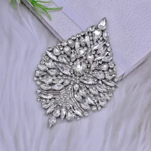 Handgemachte Kristall Strass Applikation Blatt Form fuer Brautkleid Guertel und Schuhe.