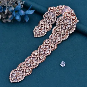 Cintura da sposa in strass oro rosa fatta a mano dettaglio vestito da sposa.