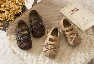 Detailansicht französischer Vintage Kinderlederschuhe mit süßer Schleife und weicher Sohle.