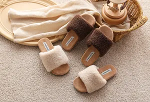 Vue détaillée de confortables pantoufles plates en peluche pour enfants marron et beige doux.