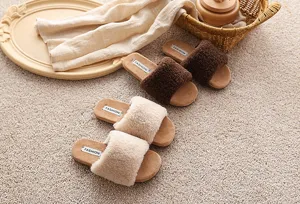 Pantoufles en peluche douces pour femmes, chaussures plates confortables avec matière chaude.