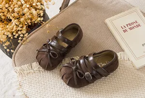 Detailansicht brauner Vintage Kleinkind Mädchen Mary Jane Schuhe mit süßer Schleife.