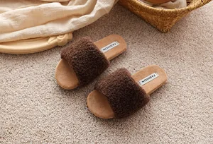 Vue détaillée des pantoufles pelucheuses marron, sandales plates élégantes avec dessus moelleux.