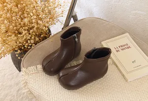 Botas marrones de punta dividida para niñas, estilo británico elegante para la temporada.