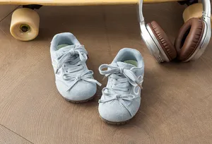Zapatillas retro de ante para niños con cordones de doble lazo y suelas suaves.