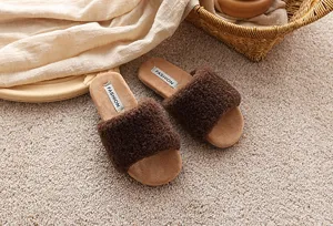 Chaussons plats moelleux et confortables en peluche marron pour femmes, pantoufles d'intérieur.